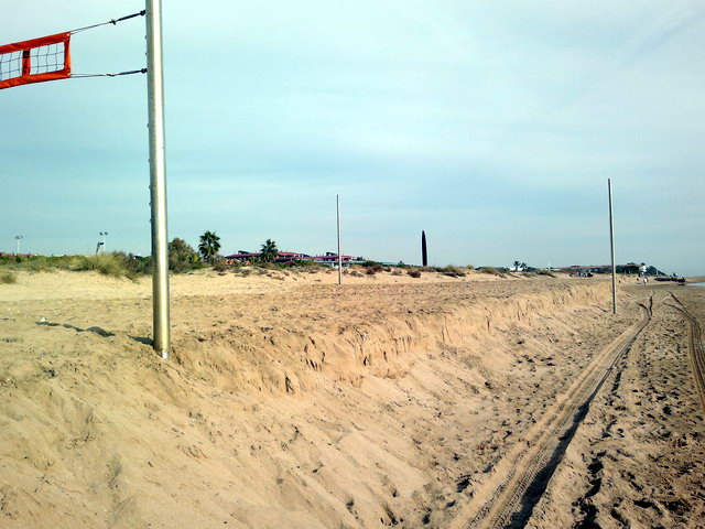 Vista en direccin Barcelona de la zona de la playa de Central Mar de Gav Mar donde ha habido dos regresiones consecutivas de la playa y donde los campos de voley-playa han quedado al lado del mar (9 de Diciembre de 2011)